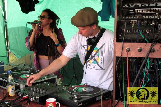 Nadia Eva (Conscious Culture) with Mr. Tom - Roots Plaque Dub Camp - 23. Reggae Jam Festival - Bersenbrueck 30. Juli 2017 (24).JPG